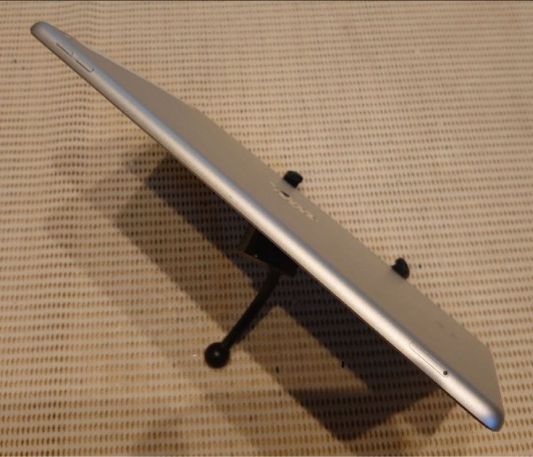 4FEMD動作品SIMフリーiPad第7世代本体32GB送料込ジャンク品