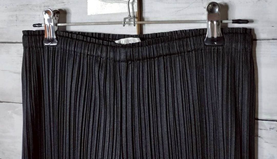 PLEATS PLEASE ISSEY MIYAKE テーパードパンツ 黒