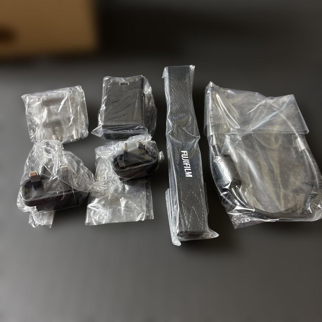 FUJIFILM X-S20 ボディ単体 ( 付属品すべて揃っています )