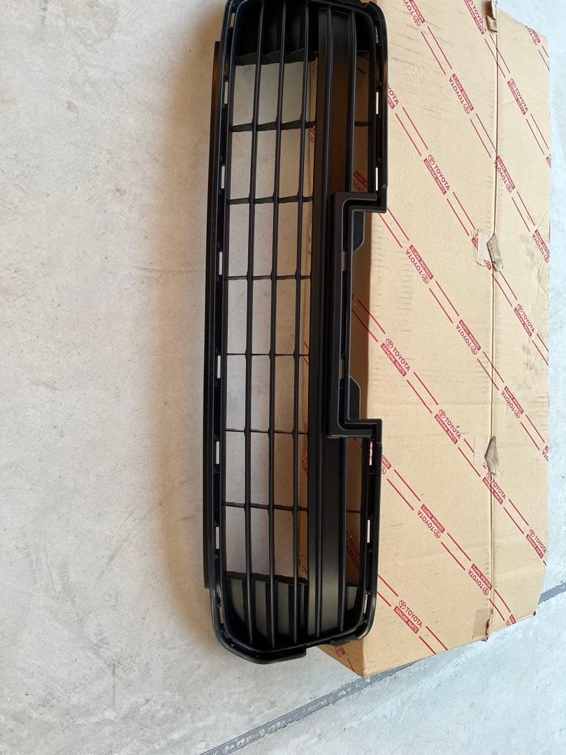 60ハリアー 前期純正　新品ロアグリル