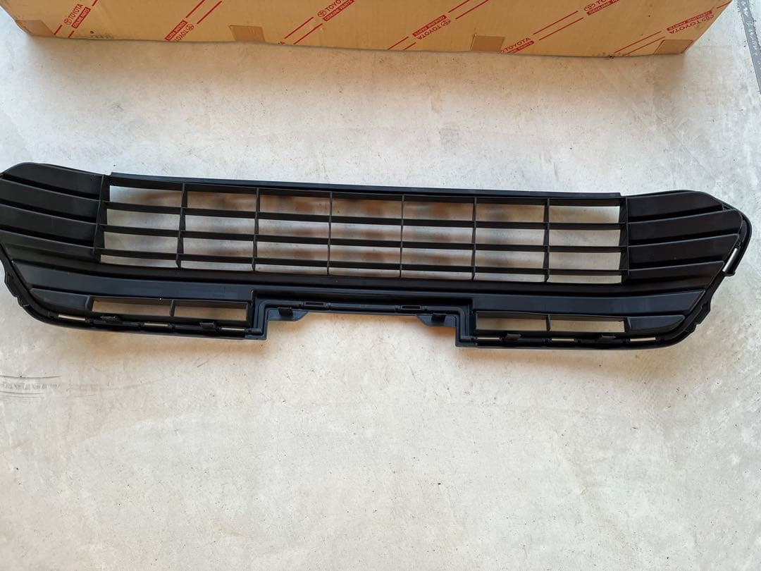 60ハリアー 前期純正　新品ロアグリル