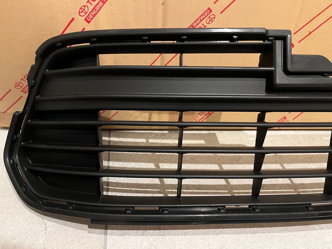 60ハリアー 前期純正　新品ロアグリル
