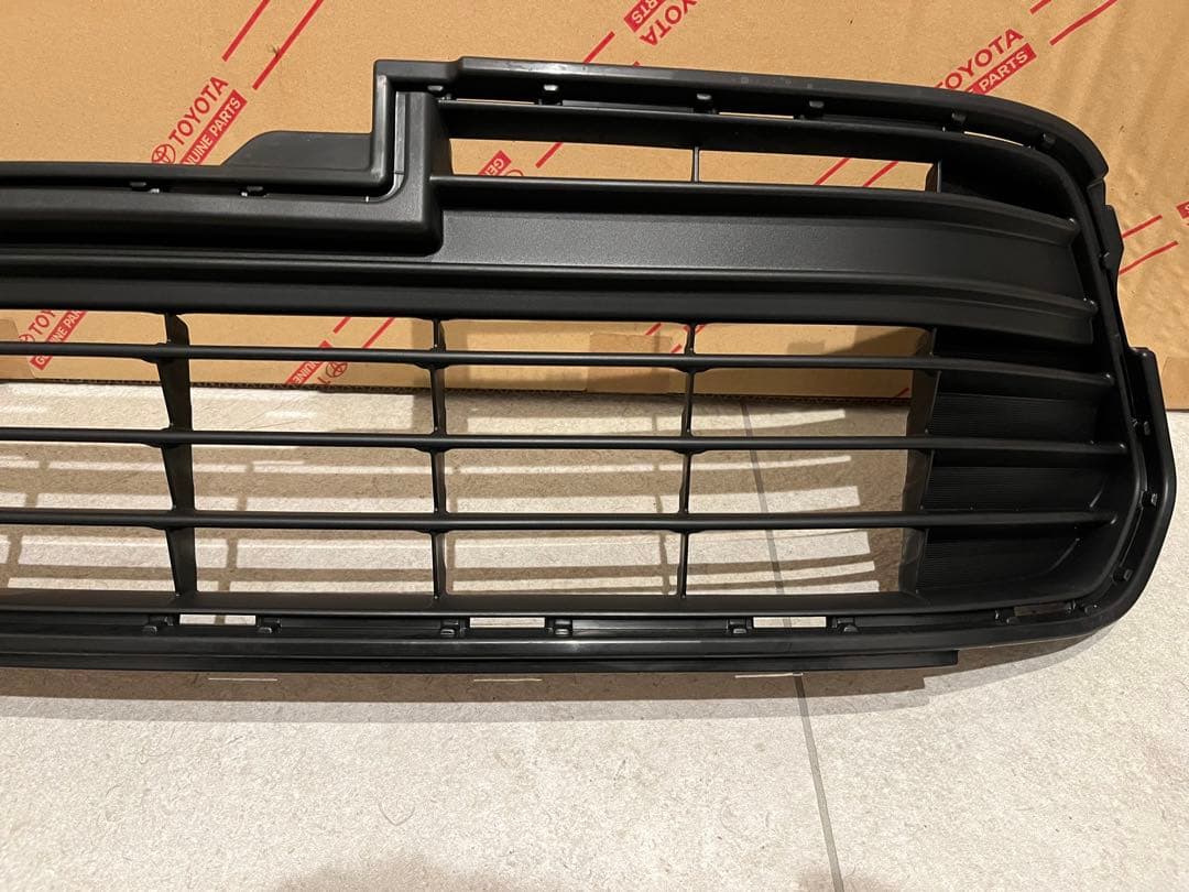 60ハリアー 前期純正　新品ロアグリル