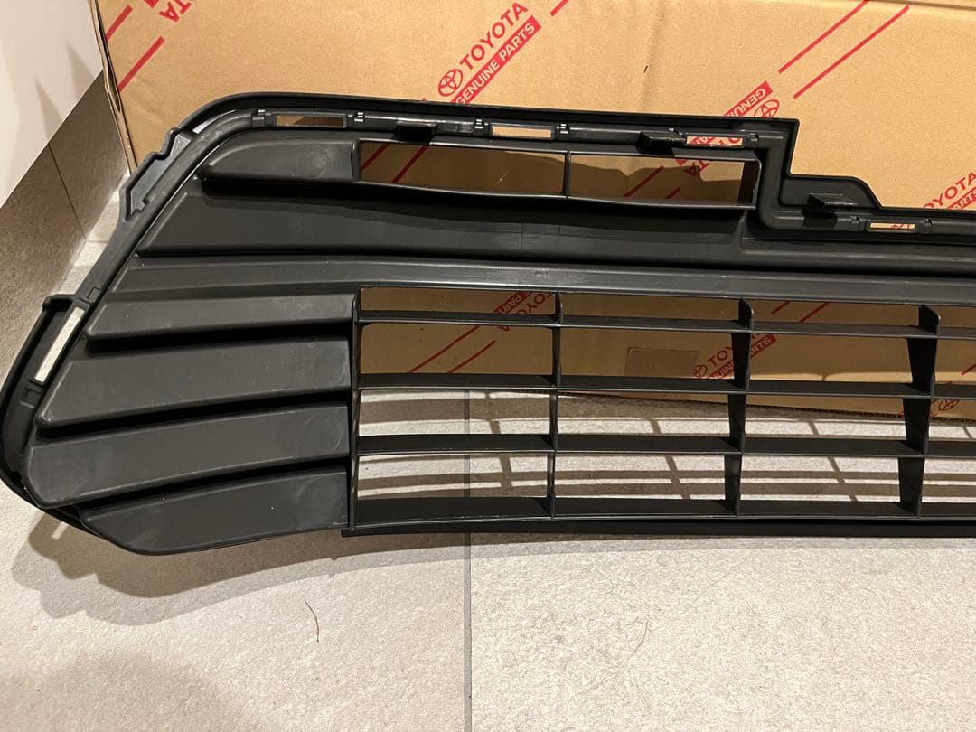 60ハリアー 前期純正　新品ロアグリル
