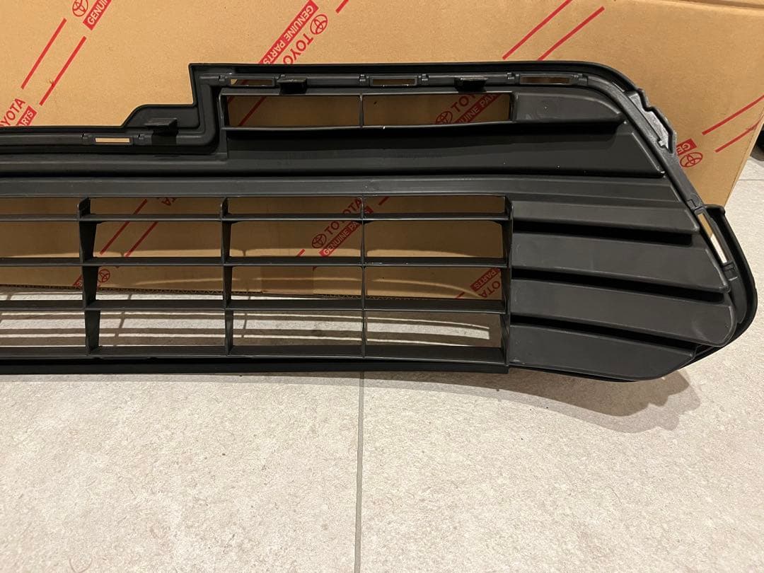 60ハリアー 前期純正　新品ロアグリル