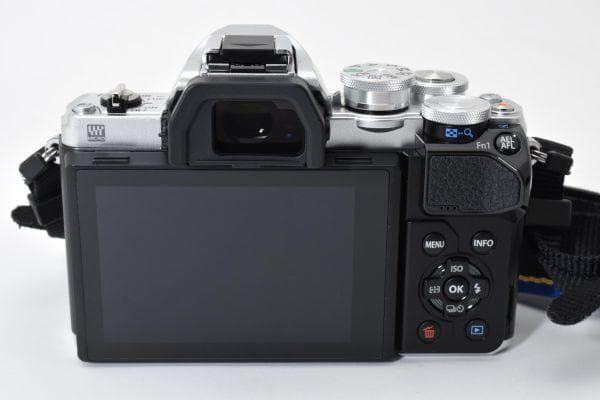 【ほぼ新品】OLYMPUS OM-D E-M10 III ダブルズームキット
