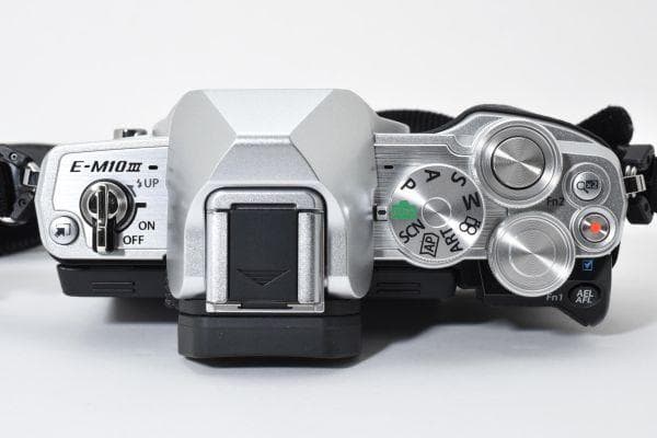 【ほぼ新品】OLYMPUS OM-D E-M10 III ダブルズームキット
