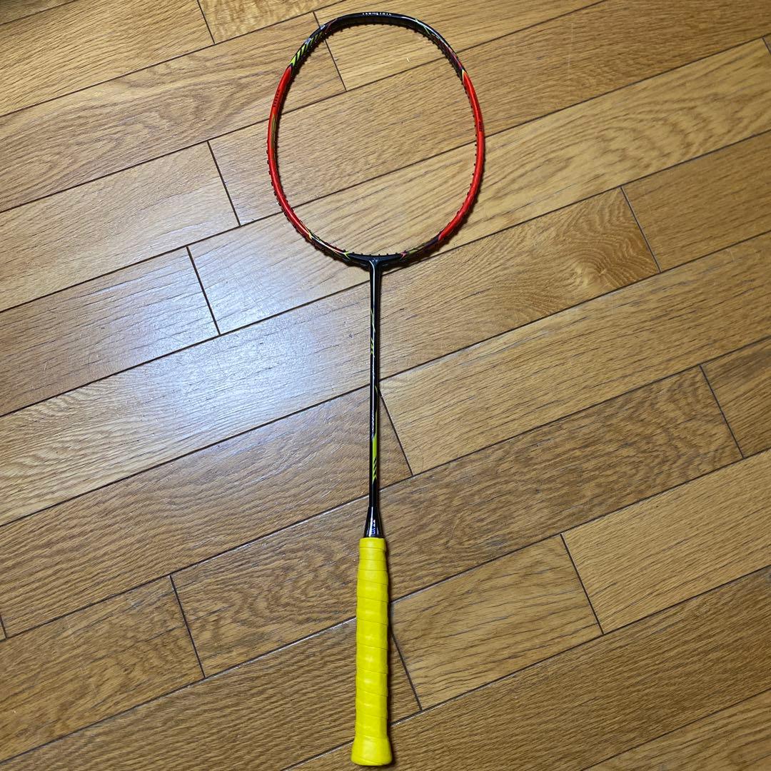 バドミントンラケット アイソメトリック形状 レッド/ブラック/イエロー