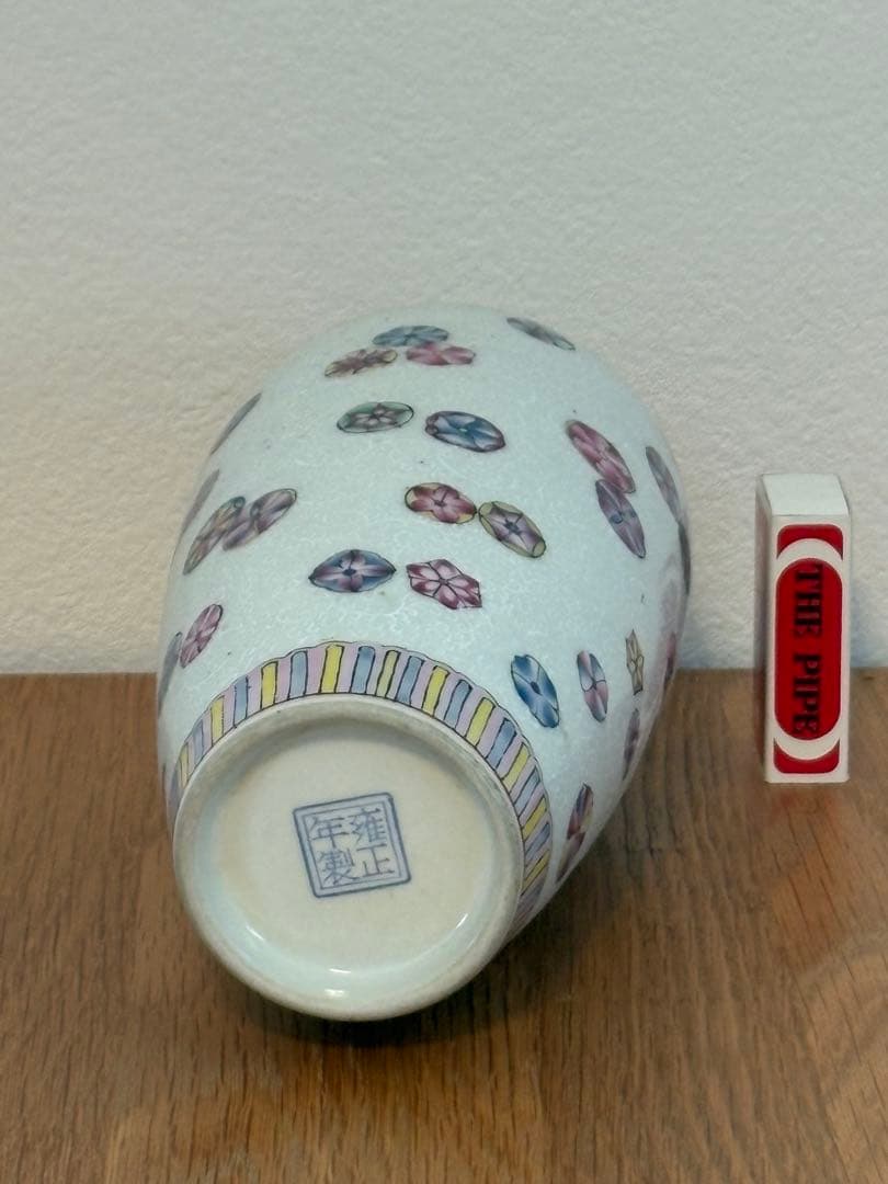 多色模様の細長い花瓶