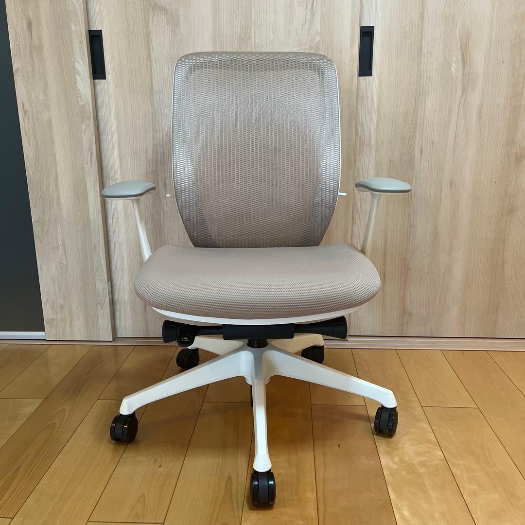 【美品】2021年製　オカムラ シルフィー ハイバック 可動肘 ライトグレー