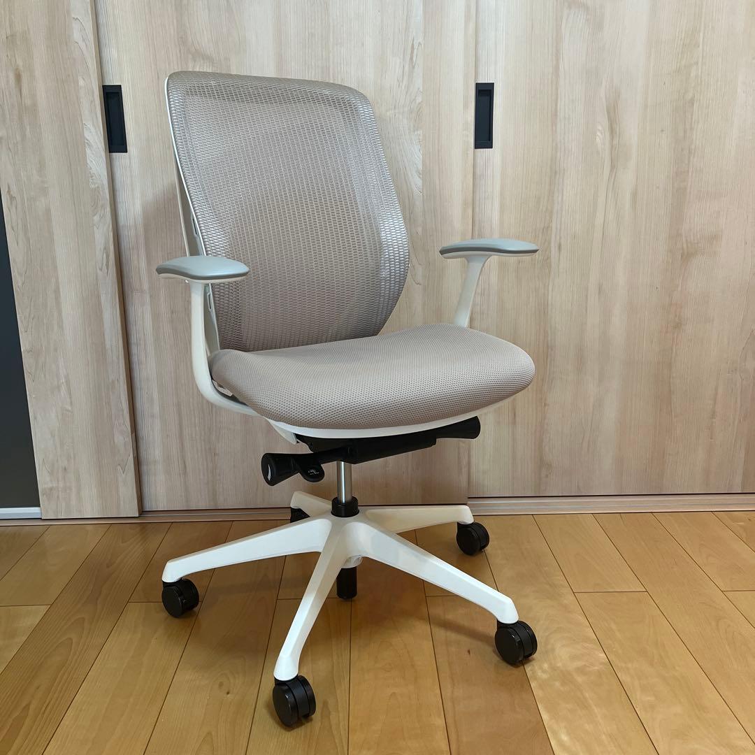 【美品】2021年製　オカムラ シルフィー ハイバック 可動肘 ライトグレー