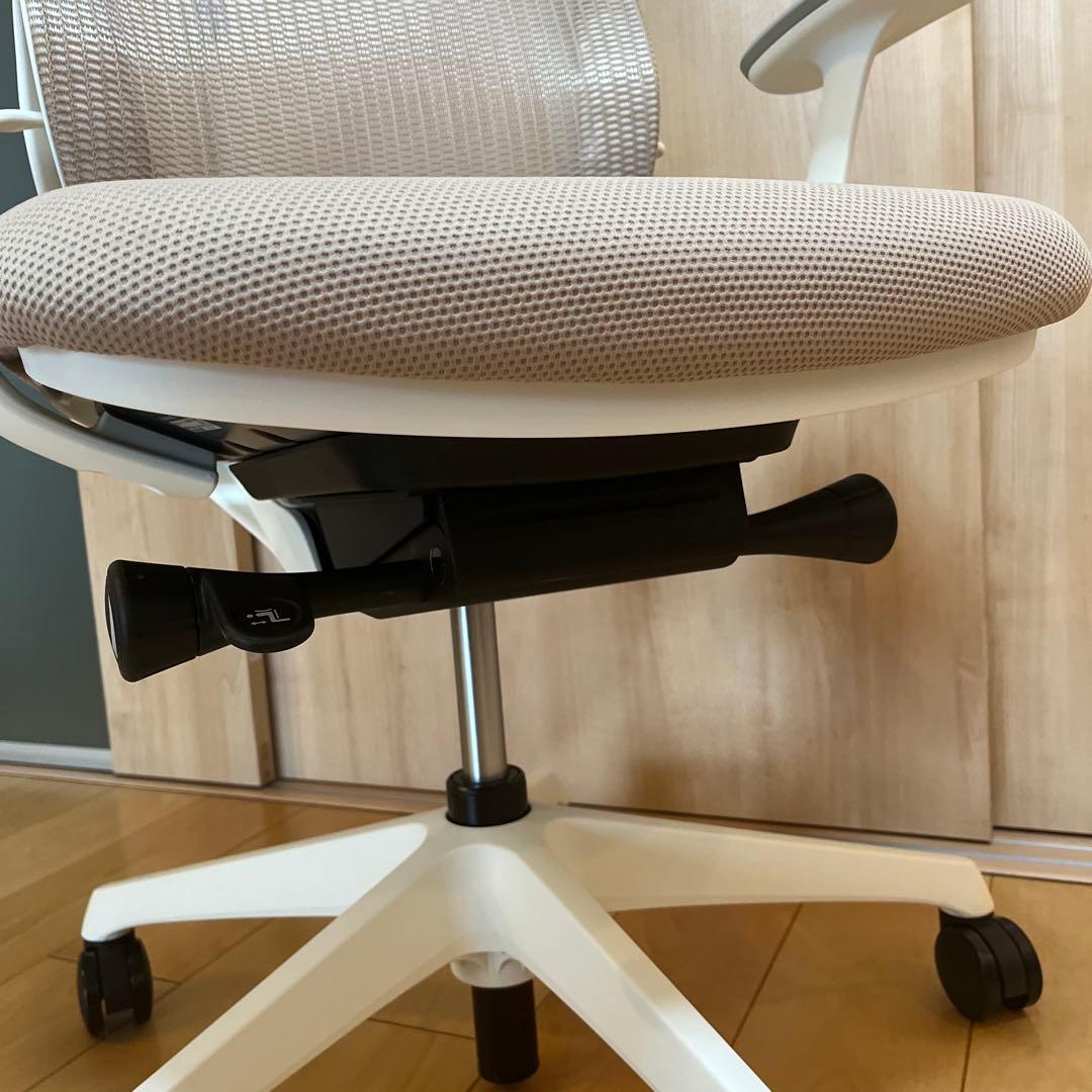 【美品】2021年製　オカムラ シルフィー ハイバック 可動肘 ライトグレー