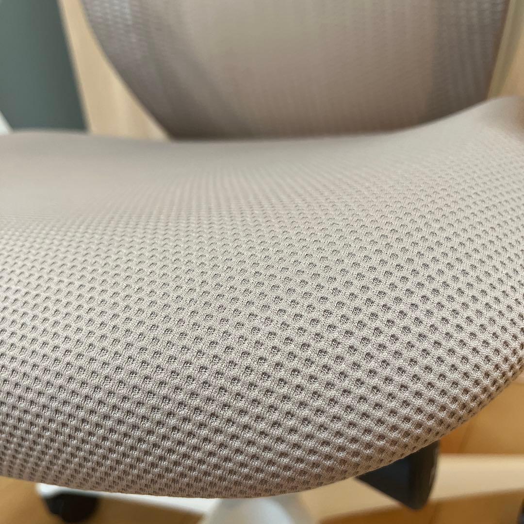 【美品】2021年製　オカムラ シルフィー ハイバック 可動肘 ライトグレー