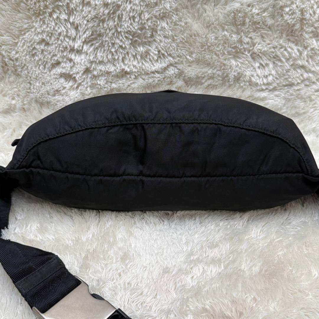 【美品】PRADAプラダ ボディバッグ 黒 白タグ 三角ロゴ ウエストポーチ