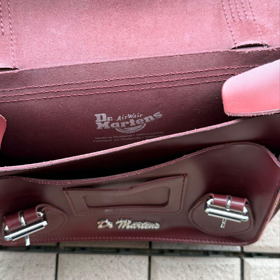 ドクターマーチン 11インチ レザー サッチェルバッグ チェリーレッド