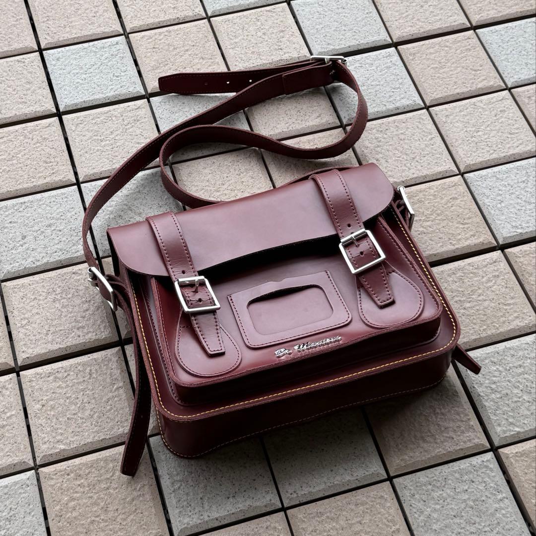 ドクターマーチン 11インチ レザー サッチェルバッグ チェリーレッド