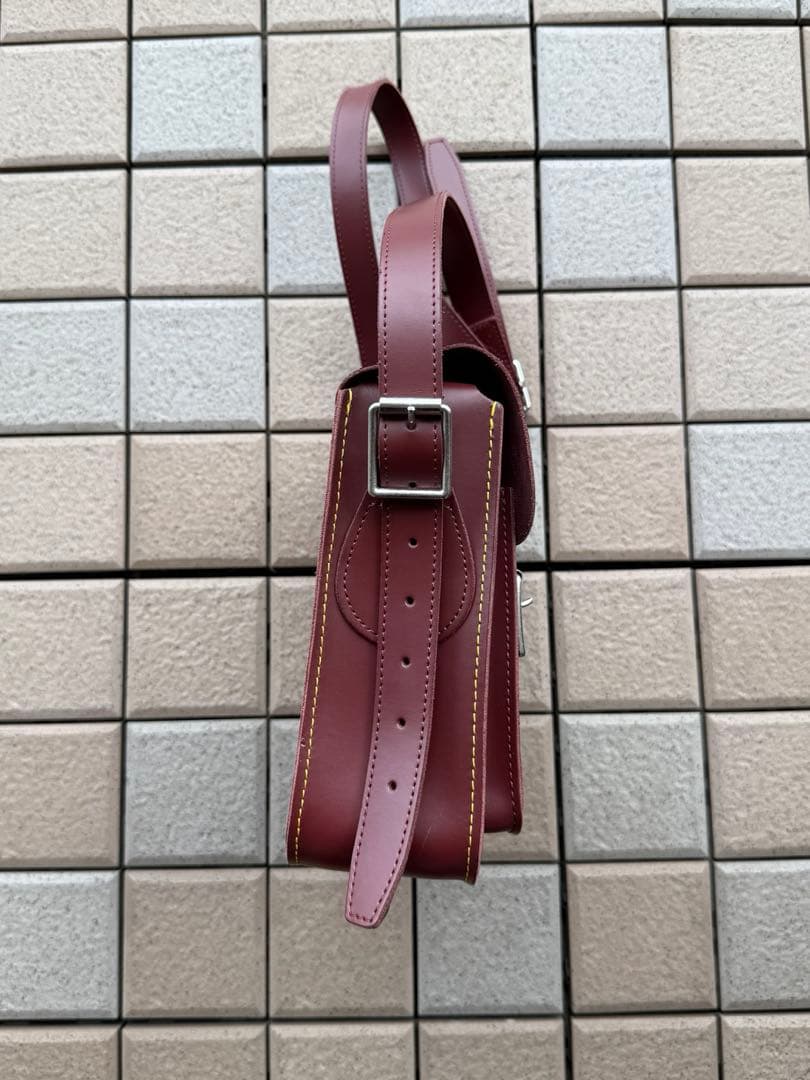 ドクターマーチン 11インチ レザー サッチェルバッグ チェリーレッド