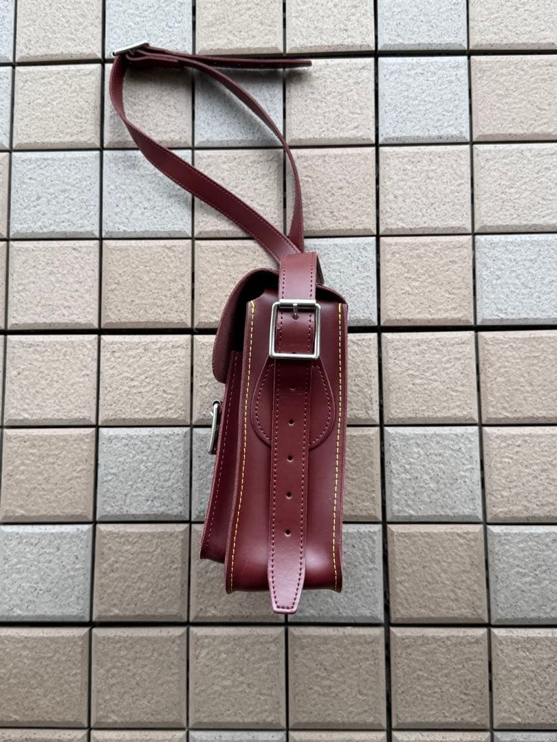 ドクターマーチン 11インチ レザー サッチェルバッグ チェリーレッド