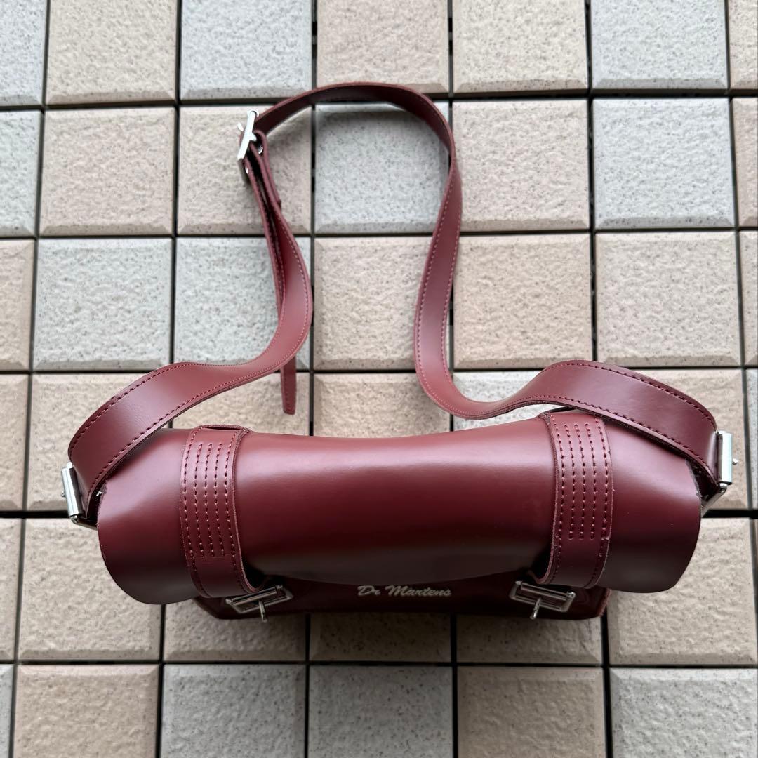ドクターマーチン 11インチ レザー サッチェルバッグ チェリーレッド