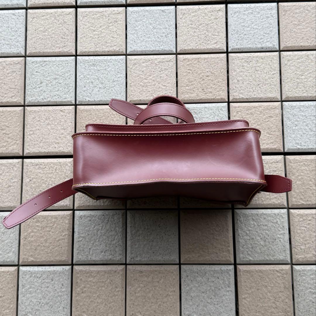 ドクターマーチン 11インチ レザー サッチェルバッグ チェリーレッド