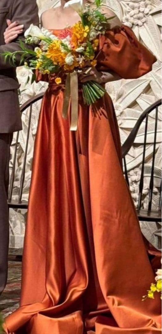 テラコッタドレス　オフショルダー　サテンドレス