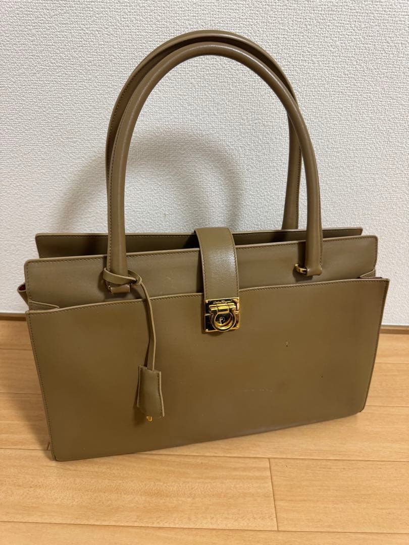 フェラガモ レザートートバッグ ベージュ　ゴールド金具　比較的美品