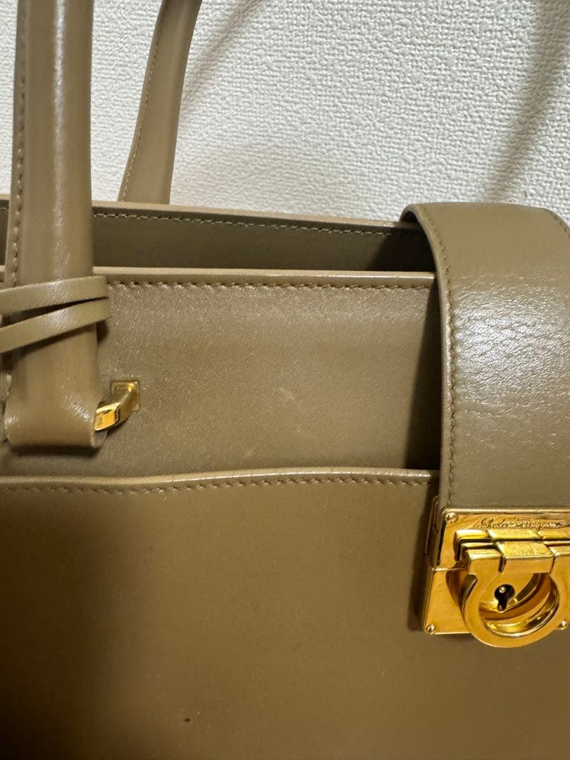 フェラガモ レザートートバッグ ベージュ　ゴールド金具　比較的美品