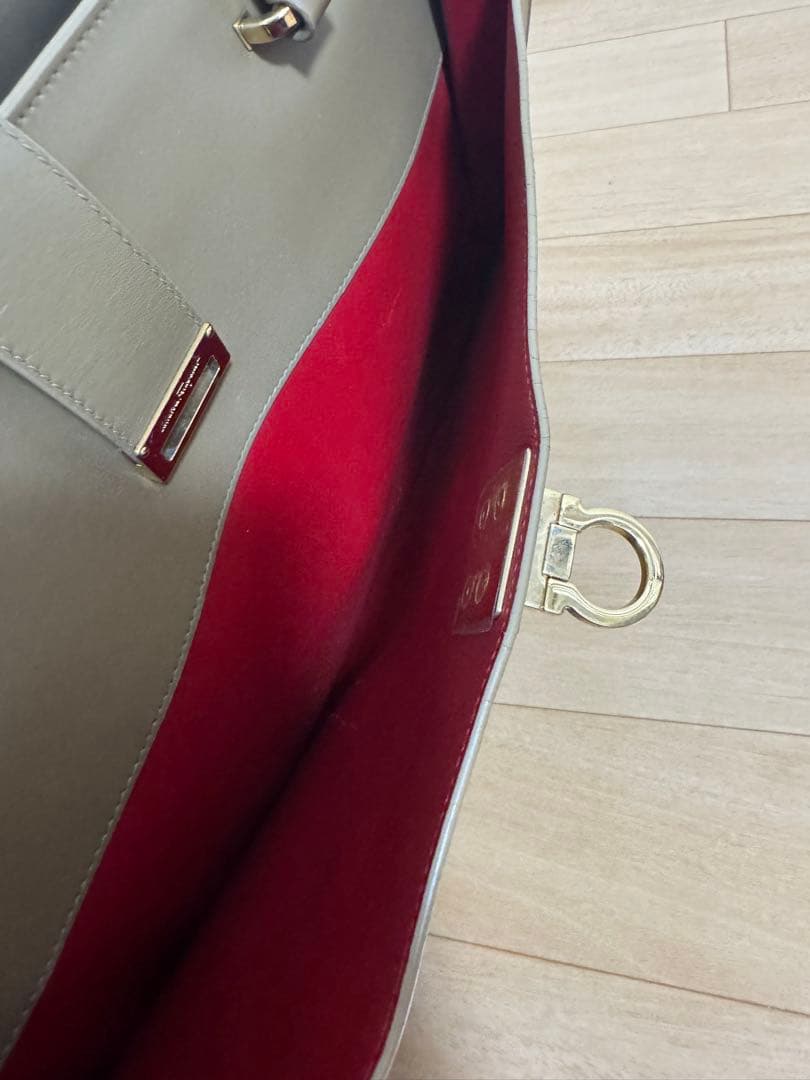 フェラガモ レザートートバッグ ベージュ　ゴールド金具　比較的美品