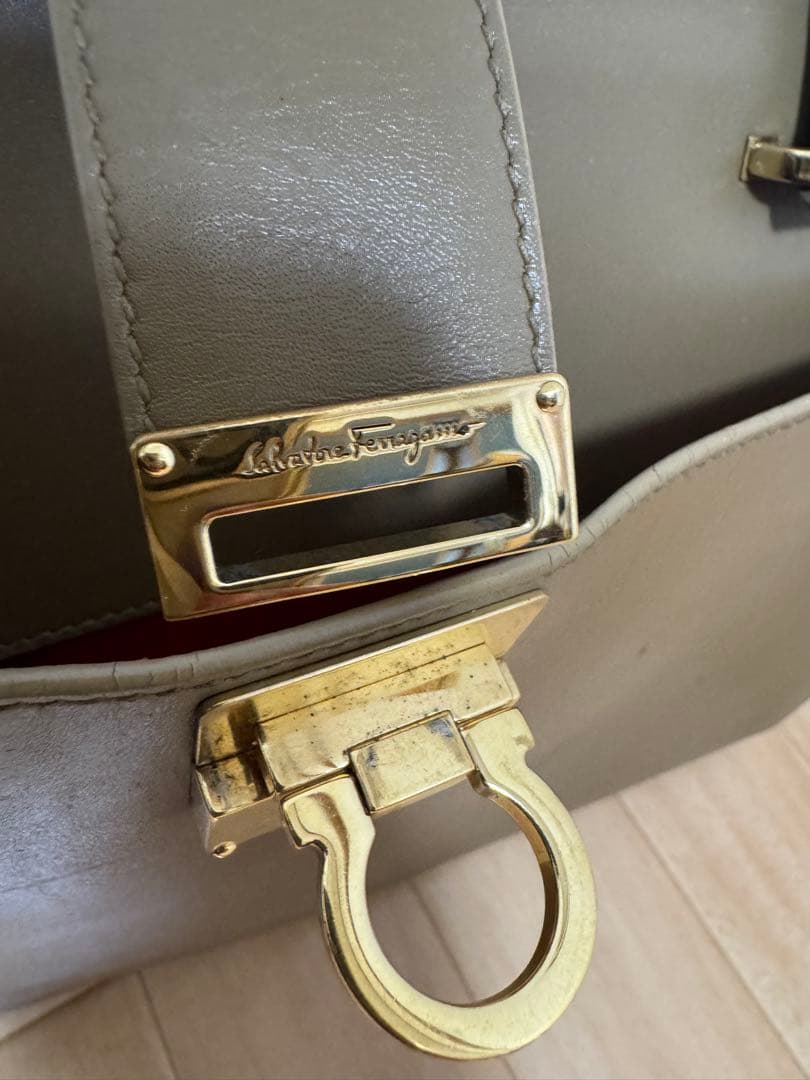 フェラガモ レザートートバッグ ベージュ　ゴールド金具　比較的美品
