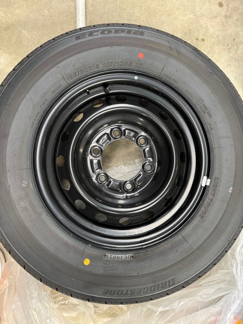 ハイエースタイヤホイール新車外し