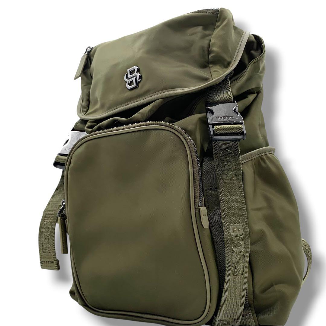 極美品　BOSSマルチポケット バックパック Double Bモノグラムトリム