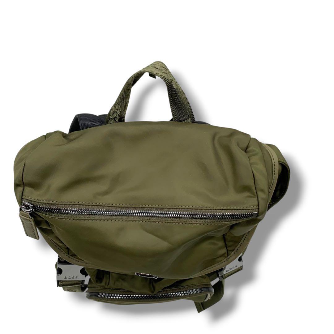 極美品　BOSSマルチポケット バックパック Double Bモノグラムトリム