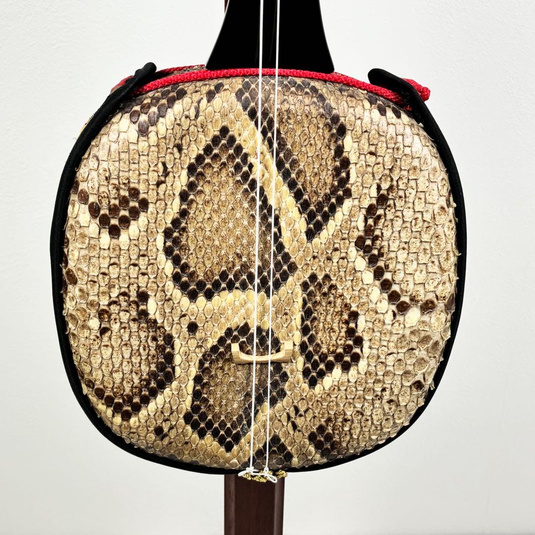 沖縄 三線 本蛇皮 黒漆 カラクイ1本欠品