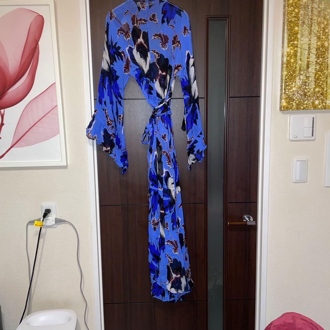 期間限定お値引き(^^)DVF 青系花柄 長袖ラップロングドレス