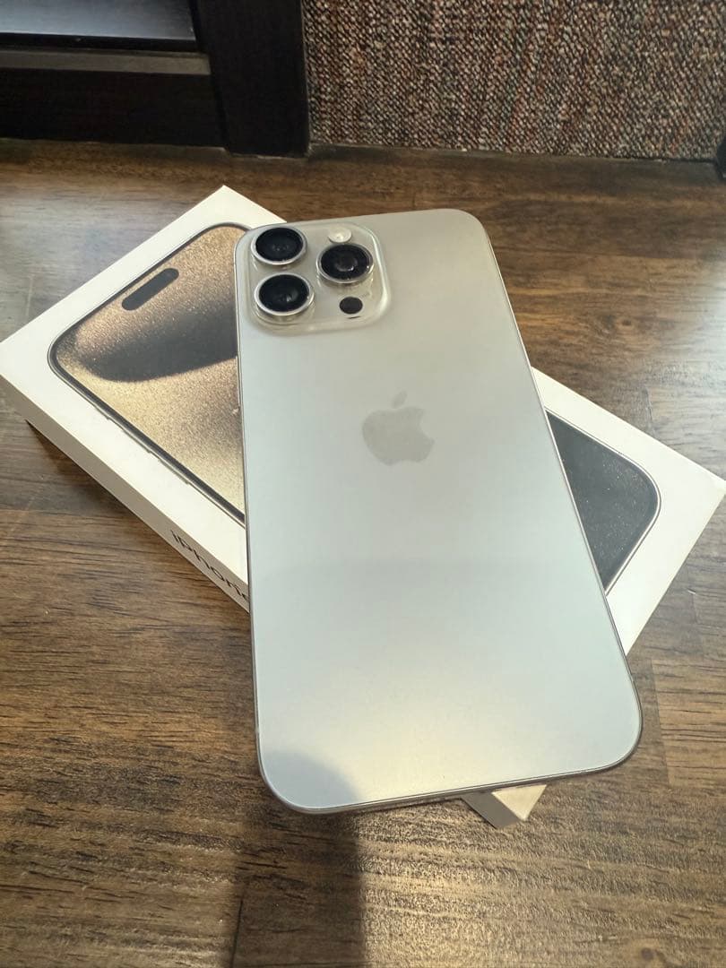 美品　iPhone 15 Pro max 256GB MU6R3J/A