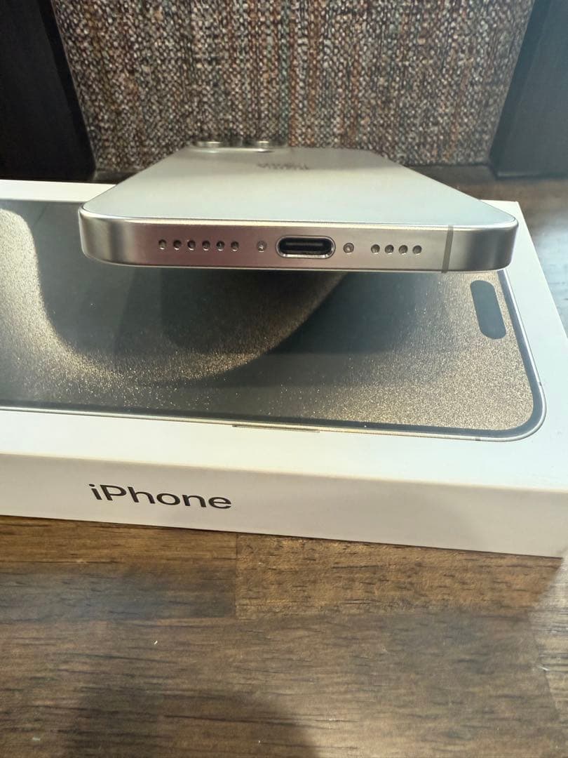 美品　iPhone 15 Pro max 256GB MU6R3J/A