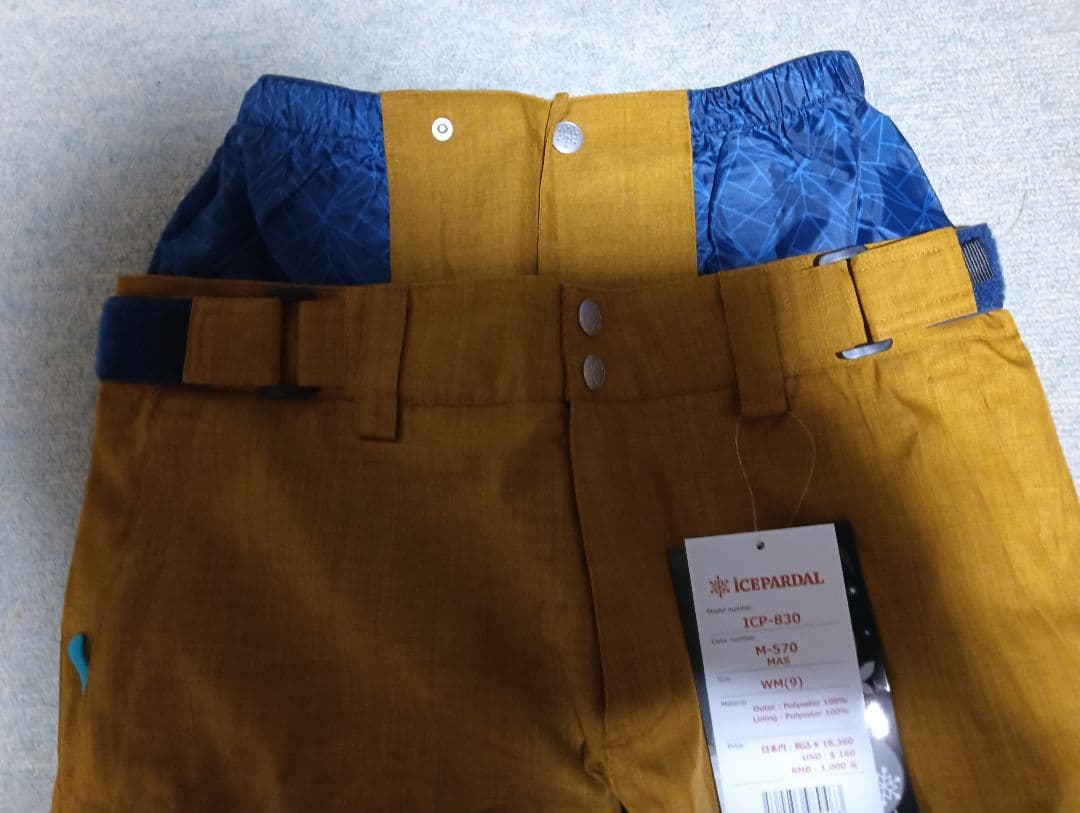 新品タグ付　スキーウェア上下セットＭサイズ