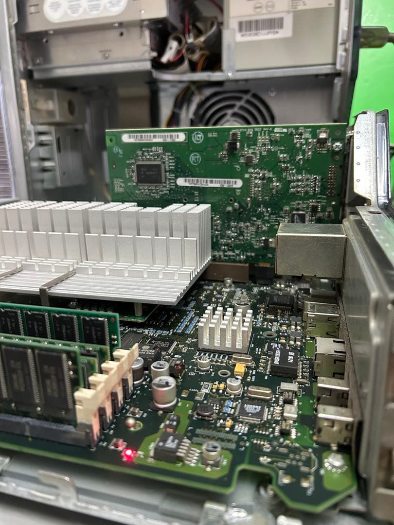 Apple power Mac G4 デュアルCPU500 MHzと黒キーボード