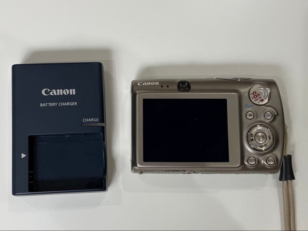 Canon IXY デジタルカメラと充電器セット