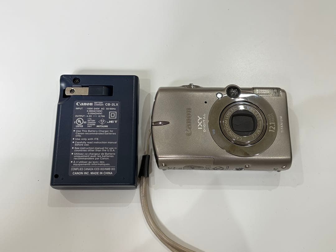 Canon IXY デジタルカメラと充電器セット