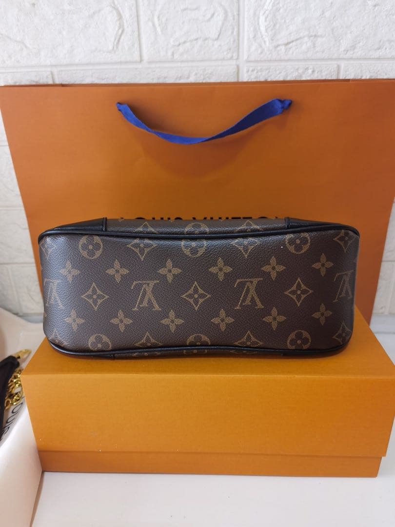 モノグラムショルダーバッグ