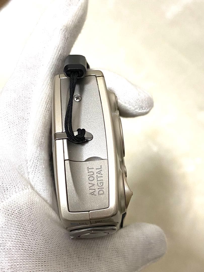 若い世代に再加熱のデジカメ美品早い者勝ち！人気のゴールドCANON IXY700