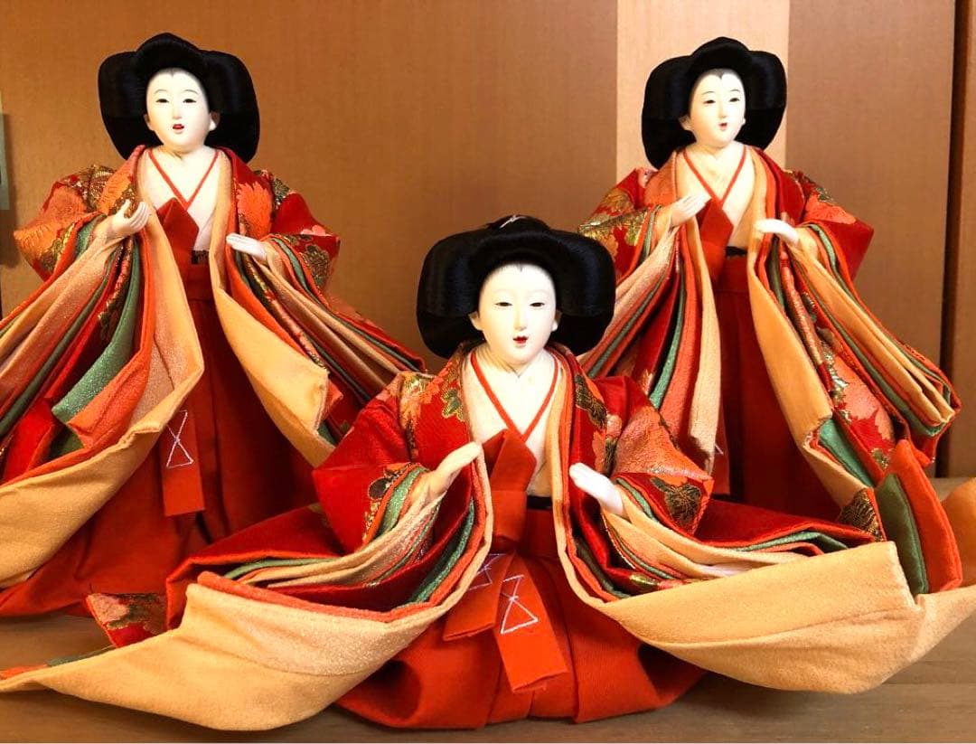 雛人形 伝統的な衣装　官女のセット