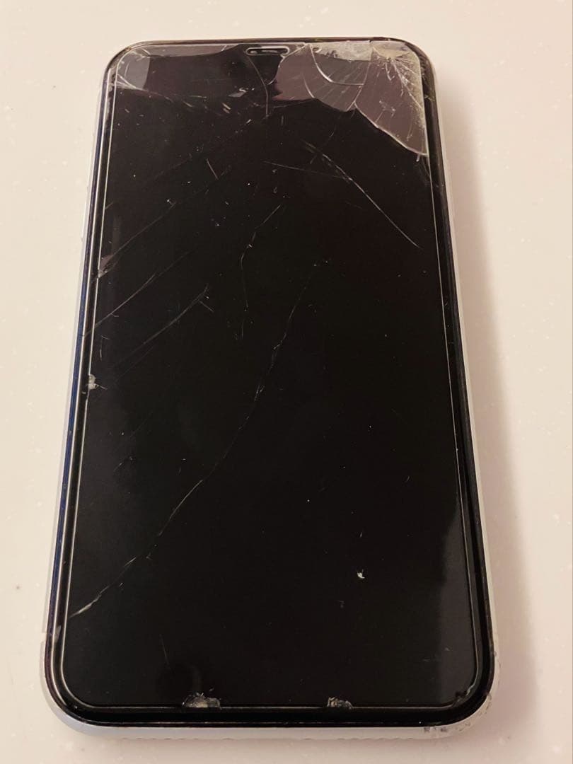 Apple iPhone 11 128GB ホワイト［画面割れ］