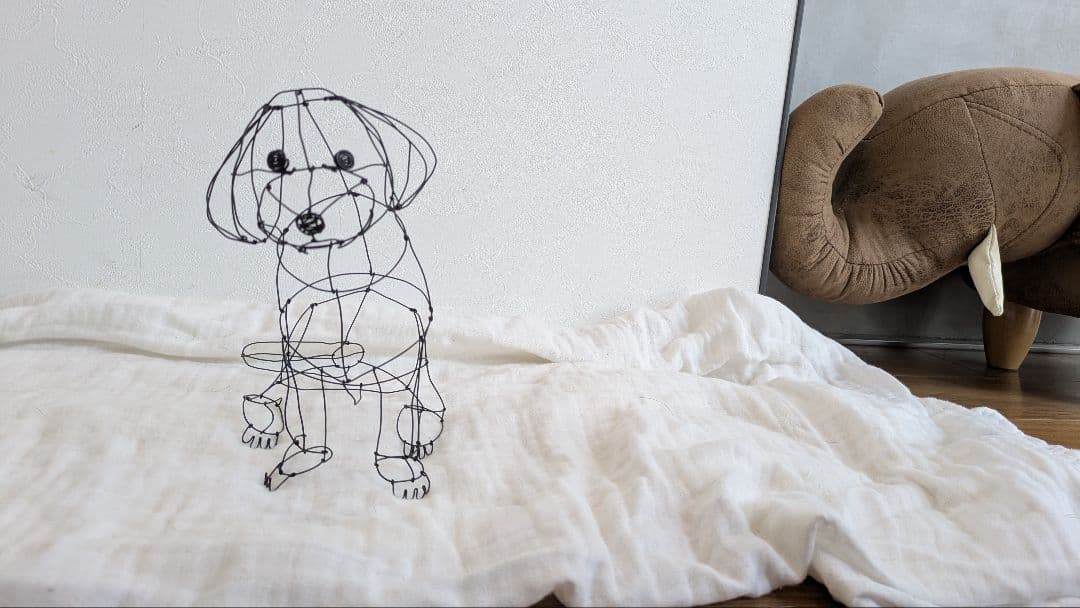 こっち見てるトイプードルのワイヤーアート