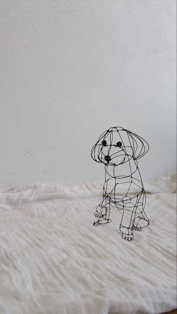 こっち見てるトイプードルのワイヤーアート