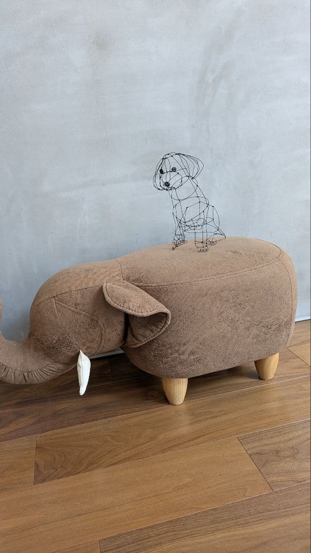 こっち見てるトイプードルのワイヤーアート