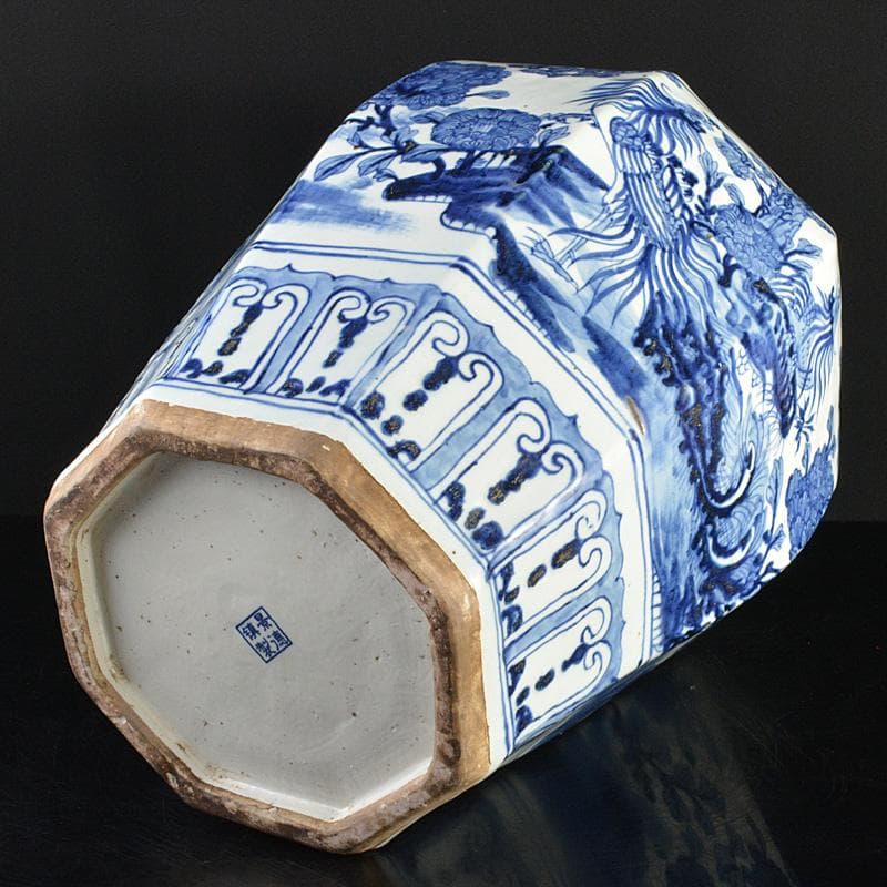 中国　景徳鎮製款　青花　神獣花文　八角面取瓶　高さ約48cm　V　R7338F