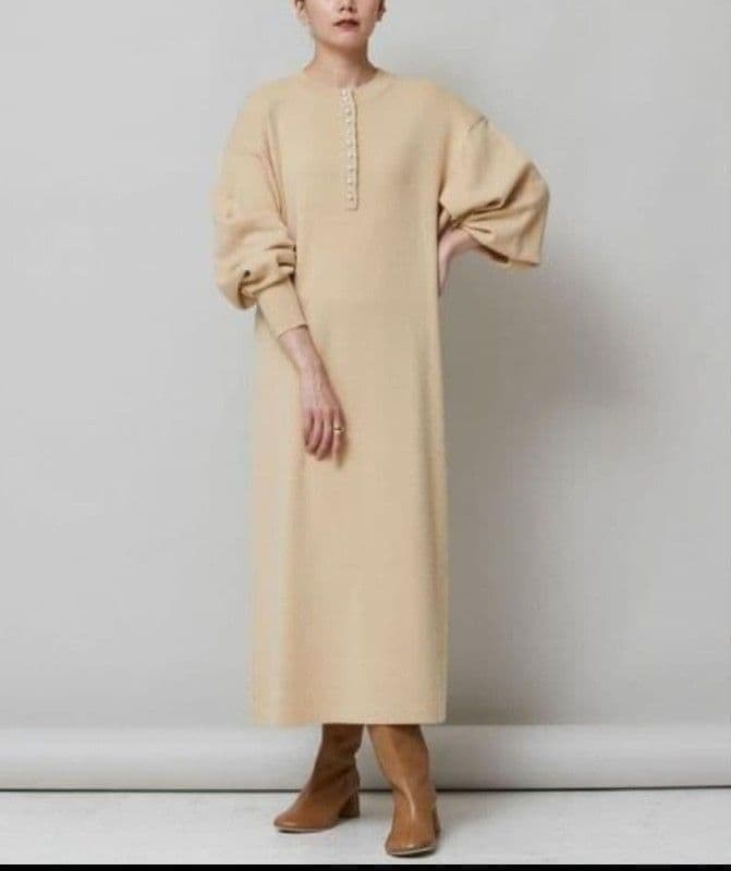 未使用タグ付 カレンソロジー 上品 パールフロントニットワンピース 毛 ベージュ