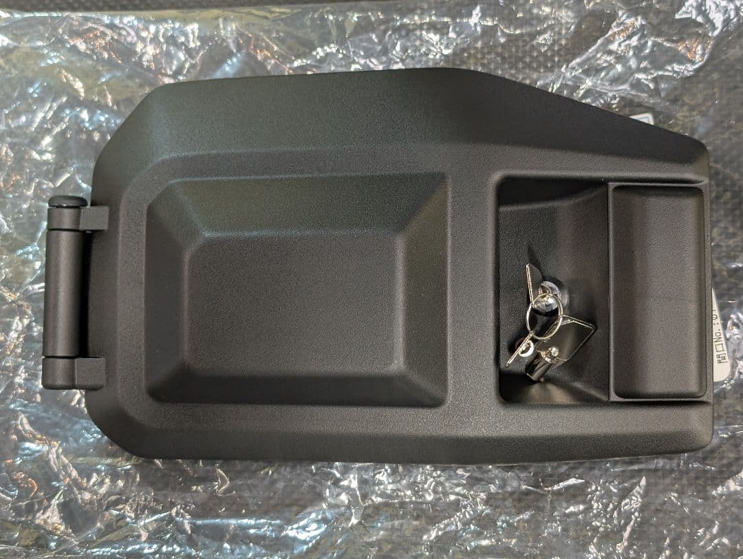 t*i様 ランクル70再再販(GDJ76W) 尿素リッドカバー 鍵付き加工